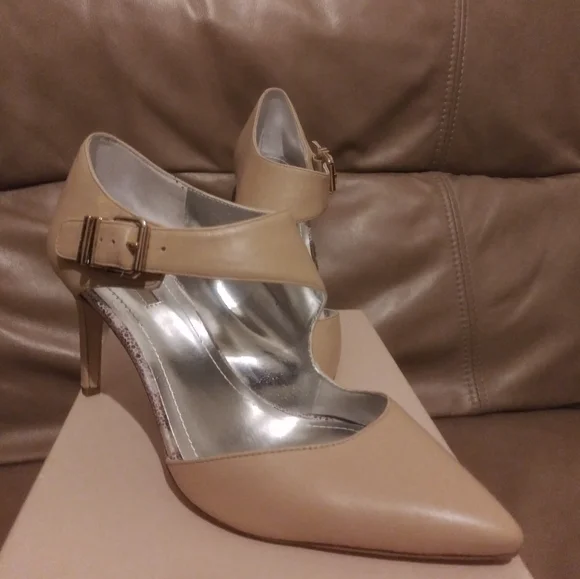 NWT ladies leather pumps. - Picture 7 of 9